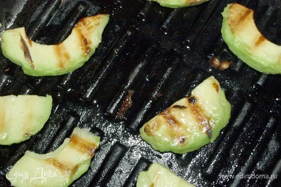 Обжарить авокадо с двух сторон на хорошо разогретой сковороде. При необходимости можно добавить немного растительного масла.