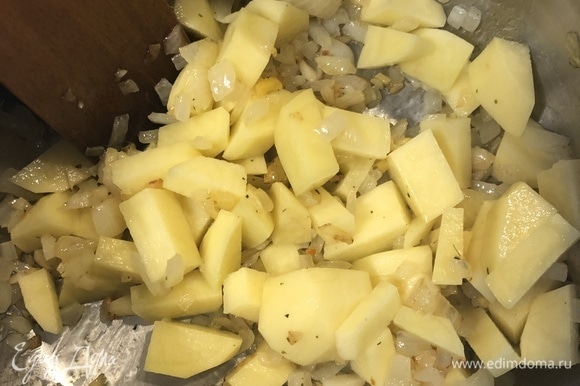 Перенести обжаренную смесь в кастрюлю, добавить нарезанный кубиками картофель, немного обжарить.