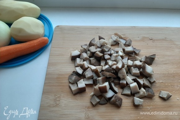 Грибы (у меня были шляпки белых грибов, я их немного отварила) нарезать кубиками и добавить в суп. Варить 15 минут на среднем огне.