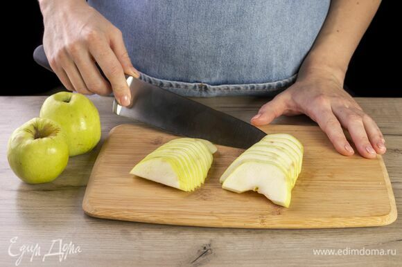 Яблоки почистите, нарежьте тонкими слайсами.