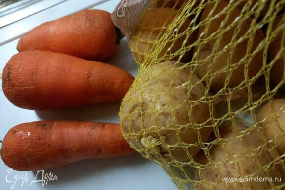 Подготовим ингредиенты для пюре. Картофель и морковь вымыть и почистить. Количество может быть разным, моркови должно быть примерно 20–30 % от количества картофеля.