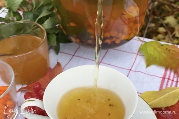Мед можно добавить непосредственно в чашку, в немного остывший чай для сохранения всех полезных свойств.