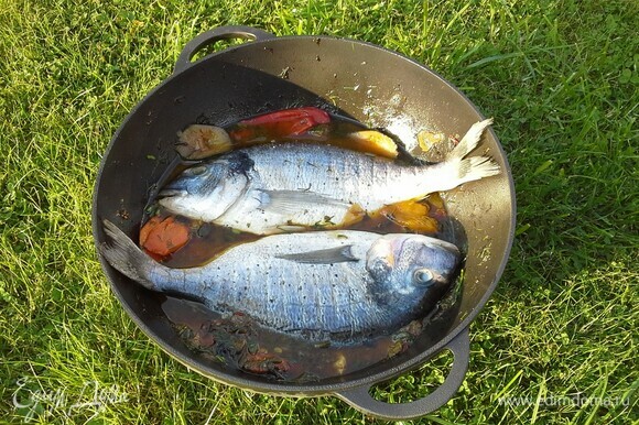 Рыбу положить поверх овощей.