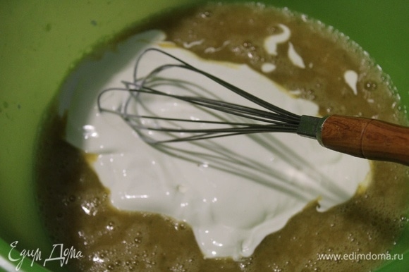 К яичной смеси добавить сметану и растопленное сливочное масло, перемешать.
