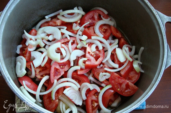 Затем на мясо выложить слоями крупно нарезанные овощи. Первая очередь — для помидоров и репчатого лука.