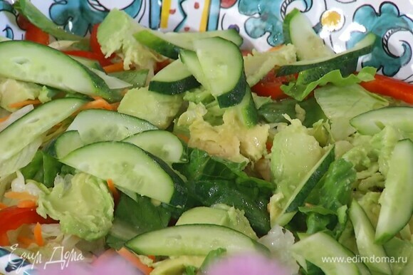 В глубокое блюдо выложить салатный микс и нарезанное авокадо, полить все соком лайма.