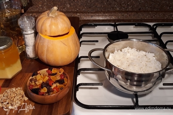 Рис отварить в подсоленной воде до полуготовности. Крупные ягоды и орехи нарезать ножом.