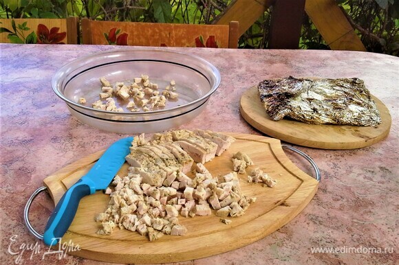 Основной ингредиент в салате — копченая куриная грудка (собственного копчения). Грудку нарезать на мелкие кусочки.
