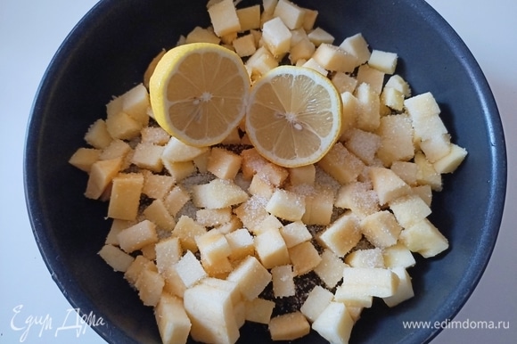 Яблоки очистить и мелко нарезать. Переложить в сковороду, добавить сахар и сок одного лимона. Готовить в течение 5 минут.