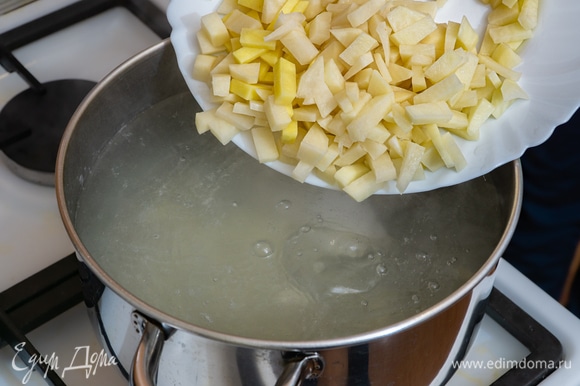 Нарезать картофель и добавить его в бульон. Готовить овощи около 15–20 минут.