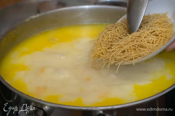 Добавить в суп мелкую вермишель («паутинку») за 5 минут до готовности блюда, снова тщательно перемешать ингредиенты.