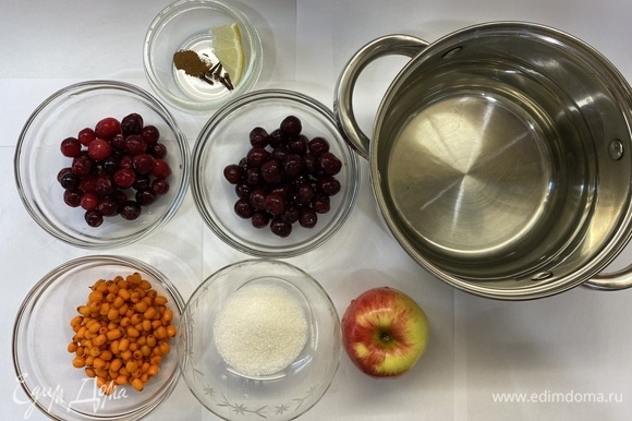 Подготовим ингредиенты. У вишни предварительно можно удалить косточки. Ягоды берем свежие либо замороженные (предварительно промоем чистой водой).
