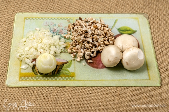 Нарезать грибы и репчатый лук, натереть на крупной терке твердый сыр.