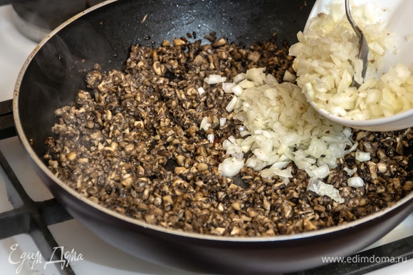 На разогретой сковороде обжарить грибы в течение 10 минут, затем добавить мелко нарезанный репчатый лук, перемешать и жарить ингредиенты до готовности. В конце готовки приправить грибную смесь по вашему вкусу.