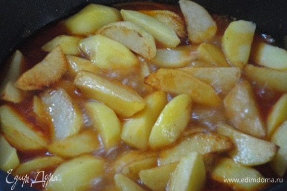 Выложить картофель, поперчить черным свежемолотым перцем. Доведите до кипения и готовьте еще 10 минут.