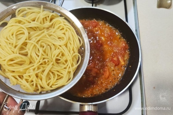Добавить спагетти.
