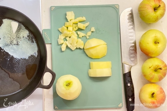 Яблоки очистить от кожуры. Нарезать кубиком. В сковороде растопить сахар со сливочным маслом. Всыпать туда яблоки. Томить, пока не выпарится сок и масса не загустеет.