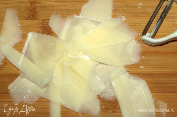 Сыр нарезать тонкими ломтиками. Твердый сыр можно заменить мягким сыром с плесенью. Выкладываем ломтики бекона и сыра между кусками чиабатты.