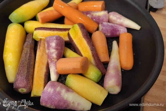 Морковь очистить, помыть, обсушить и нарезать на кусочки приблизительно одинакового размера. На сковороде разогреть оливковое масло и выложить морковь.