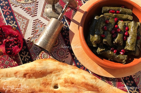 Долма в виноградных листьях по классическому азербайджанскому рецепту и долма с начинкой из фарша, риса, лука и зелени