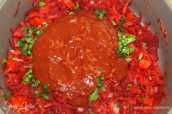 Зелень порубить. Добавляем томатный соус и зелень к овощам. Томим 5 минут на среднем огне. Через 5 минут добавляем лавровый лист и томим еще 5 минут.