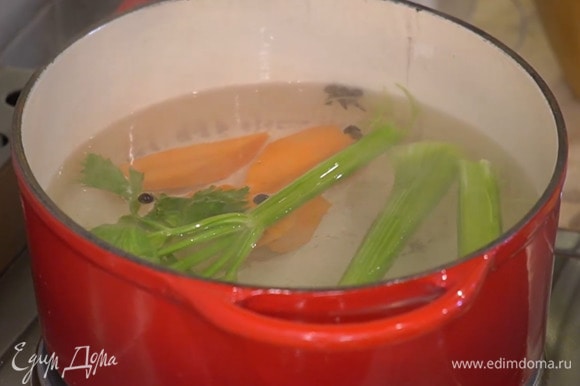 Морковь почистить, нарезать крупными кусками и добавить в кастрюлю.