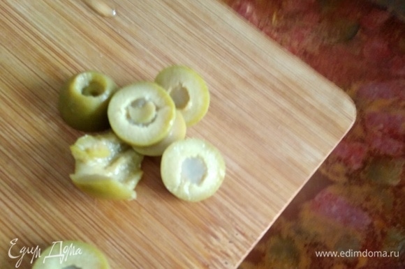 Оливки нарезать и добавить в самом конце варки. Дать солянке настояться 1 час.