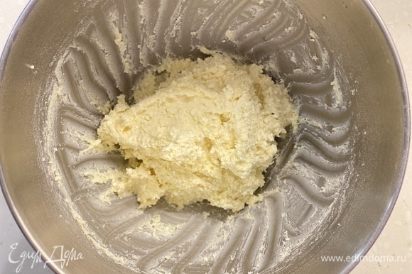 Все ингредиенты поместить в чашу миксера и замесить мягкое тесто (при желании творог можно протереть через сито).