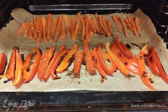 Морковь и перец нарезаем полосками, хорошо сбрызгиваем оливковым маслом, солим и посыпаем розмарином. Отправляем в духовку на 30 минут при 180°C, переодически переворачивая овощи.