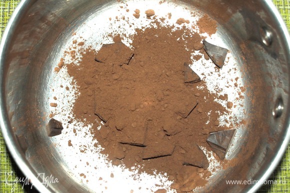 В сотейнике соединить шоколад и какао. Добавить 5 ст. л. горячей воды.