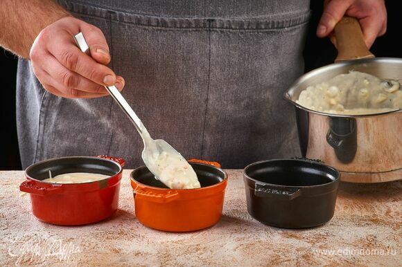 Разложите соус с креветками по кокотницам.