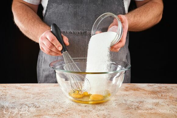 Яйца слегка взбейте с сахаром в миске.