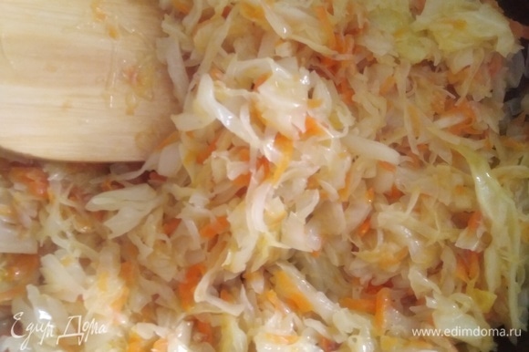 Для начинки потушить на масле нарезанную капусту и тертую морковь, посолить, поперчить по вкусу. Дать жидкости выпариться. Остудить.