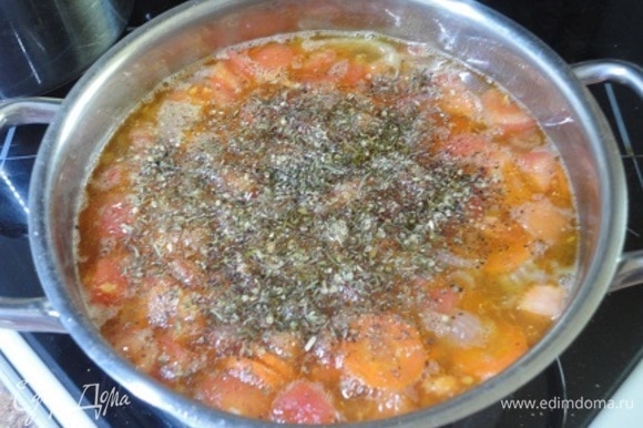 Немного потомить, после чего добавить томаты, ложку томатной пасты и сухие травы по вкусу. Посолить и поперчить.