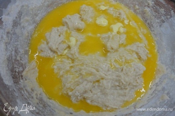 Яйца взбить с сахаром, ванильным сахаром и солью. Влить в подошедшую опару. Перемешать. Влить растопленное и охлажденное сливочное масло, перемешать. Частями вводить муку. Муки может понадобиться больше или меньше — все зависит от размера яиц, плотности молока и так далее. Замесить мягкое тесто, накрыть и оставить в теплом месте для подъема.