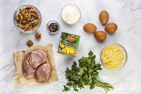 Рецепт куриного кроссворда с соусом из грецких орехов и салата из ананасов с курицей, сыром и грецкими орехами