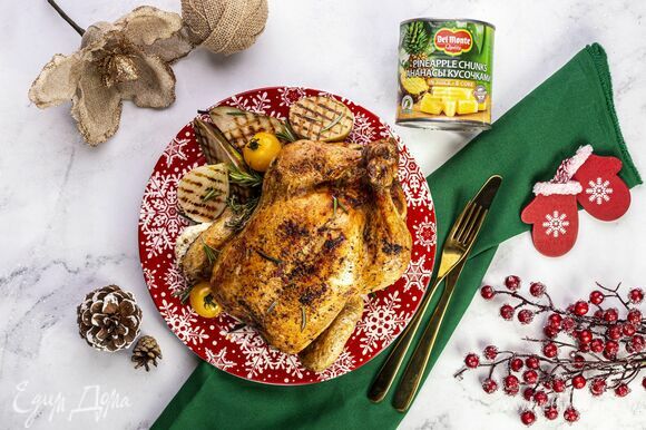 Запекайте курицу в заранее разогретой духовке при 180°C 1,5 часа. Под конец включите режим «гриль», чтобы птица хорошо подрумянилась. Не забывайте периодически открывать духовку и поливать курицу выделившимся соком. Подавайте блюдо на праздничный стол!