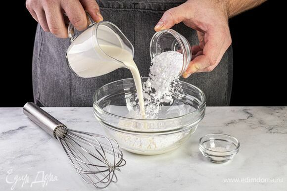 Приготовьте покрытие для торта. Взбейте сливки с сахарной пудрой и ванилином до увеличения массы в объеме.