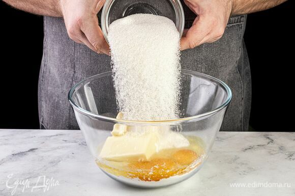 Всыпьте сахар и разрыхлитель, замесите тесто.