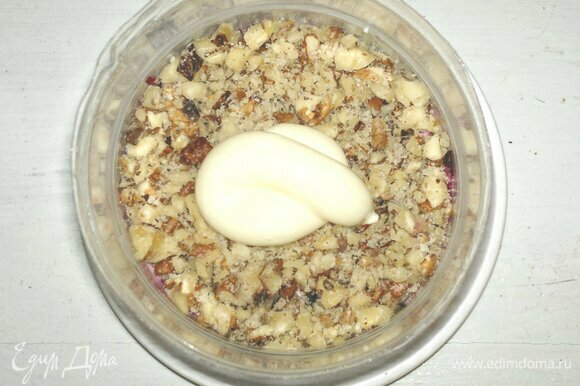 Измельченные орехи разделить на 3 части. В каждое салатное кольцо выложить слой орехов, промазать 1 ст. л. майонеза.