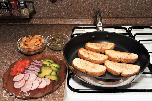 Хлеб нарежьте ломтиками толщиной 1,5 см. Обжарьте с двух сторон на сковороде, слегка смазанной растительным маслом.