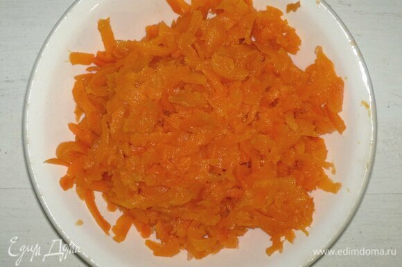 От одной моркови отрезать небольшой кусочек для украшения, остальную морковь натереть на крупной терке.