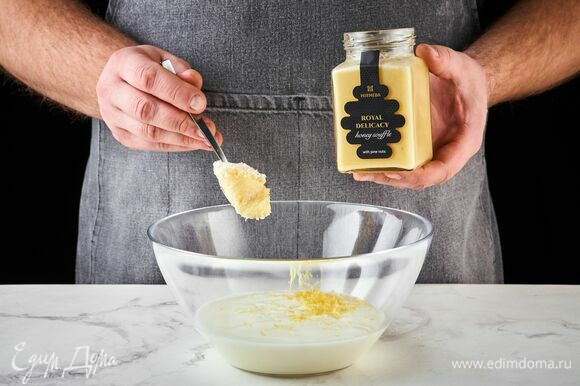 Добавьте 50 г меда-суфле с кедровыми орешками ТМ «Мусихин. Мир мёда».