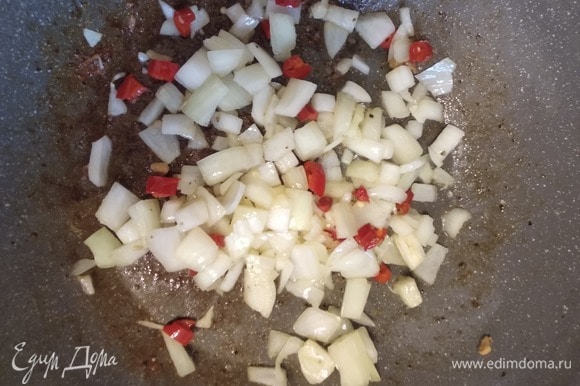 Порубить чеснок и перец чили. В раскаленном воке на масле (растительное + кунжутное) обжарить чеснок, имбирь и перец чили 1 минуту.