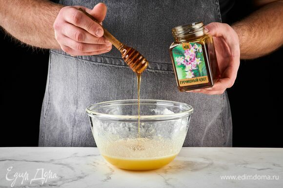 Добавьте мед гречишный «Гречишный цвет» ТМ «Мусихин. Мир мёда».