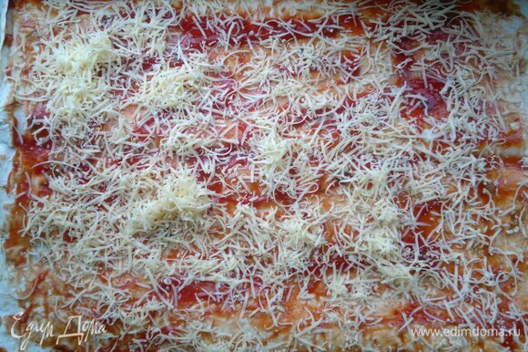 На кетчуп выложить половину натертого сыра. Накрыть второй половиной лаваша.