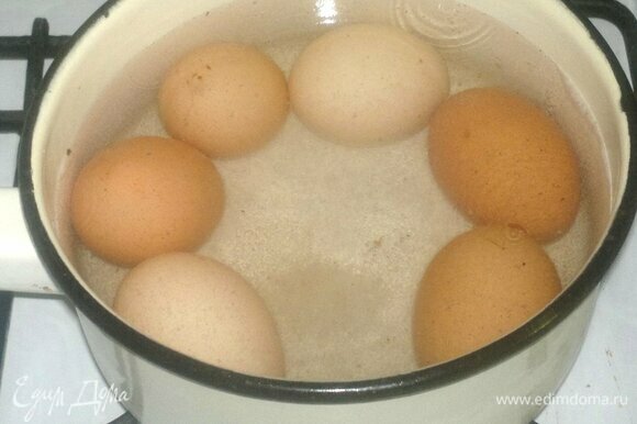 Яйца сварить вкрутую. Охладить в холодной воде.