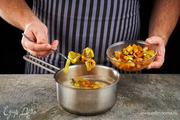 Выложите жареные овощи в кастрюлю. Варите до готовности гороха.