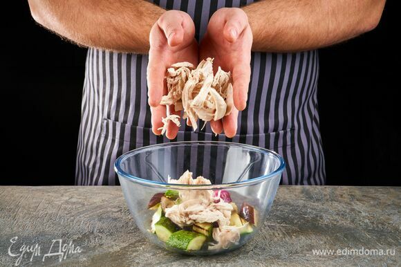Выложите овощи в салатник. Курицу порвите на мелкие кусочки.