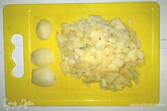 От вареного картофеля отрезать три кусочка для «щек» и «носа» Деда Мороза. Остальной картофель нарезать мелкими кубиками.